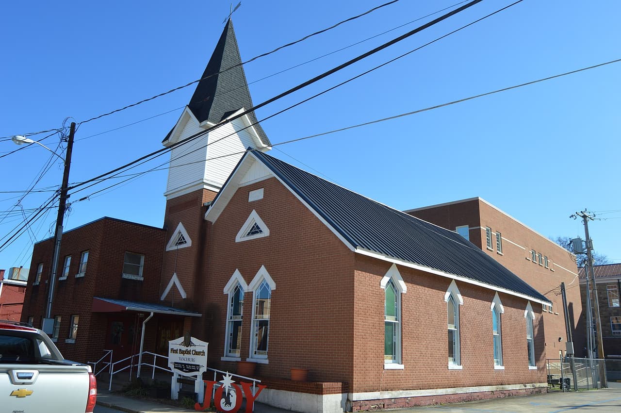 <h3 class="cms-H3-H3">18. Vanceburg, Kentucky</h3>
<br>
<br>🏚️
<b>Ingreso familiar promedio:</b> $18,264
<br>
<br>🏚️
<b>Tasa de pobreza: </b>44.7%
<br>
<br>🏚️
<b> Tasa de desempleo promedio en los últimos cinco años:</b> 1.3%
<br>
<br>🏚️
<b>Adultos con licenciatura: </b>8.4%
<br>
<br>🏚️
<b>Población: </b>1,385
<br>