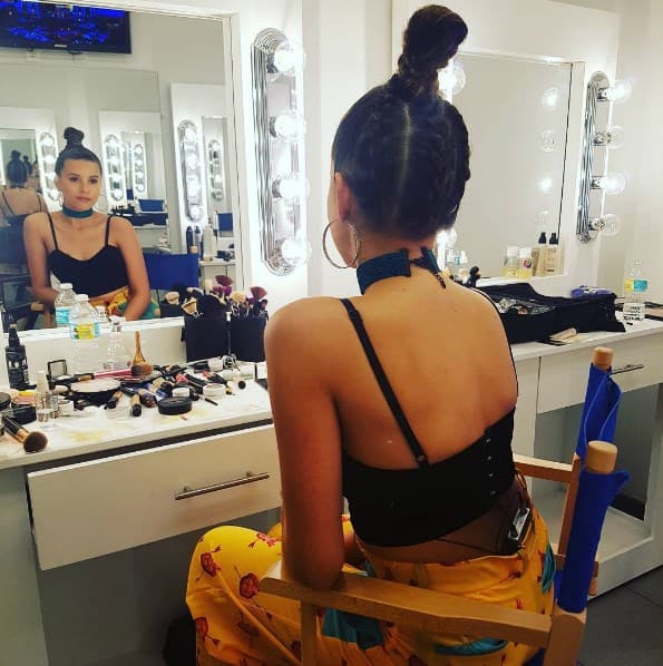 El chongo alto con trenza le da un toque atrevido y moderno al look de Paulina Goto.