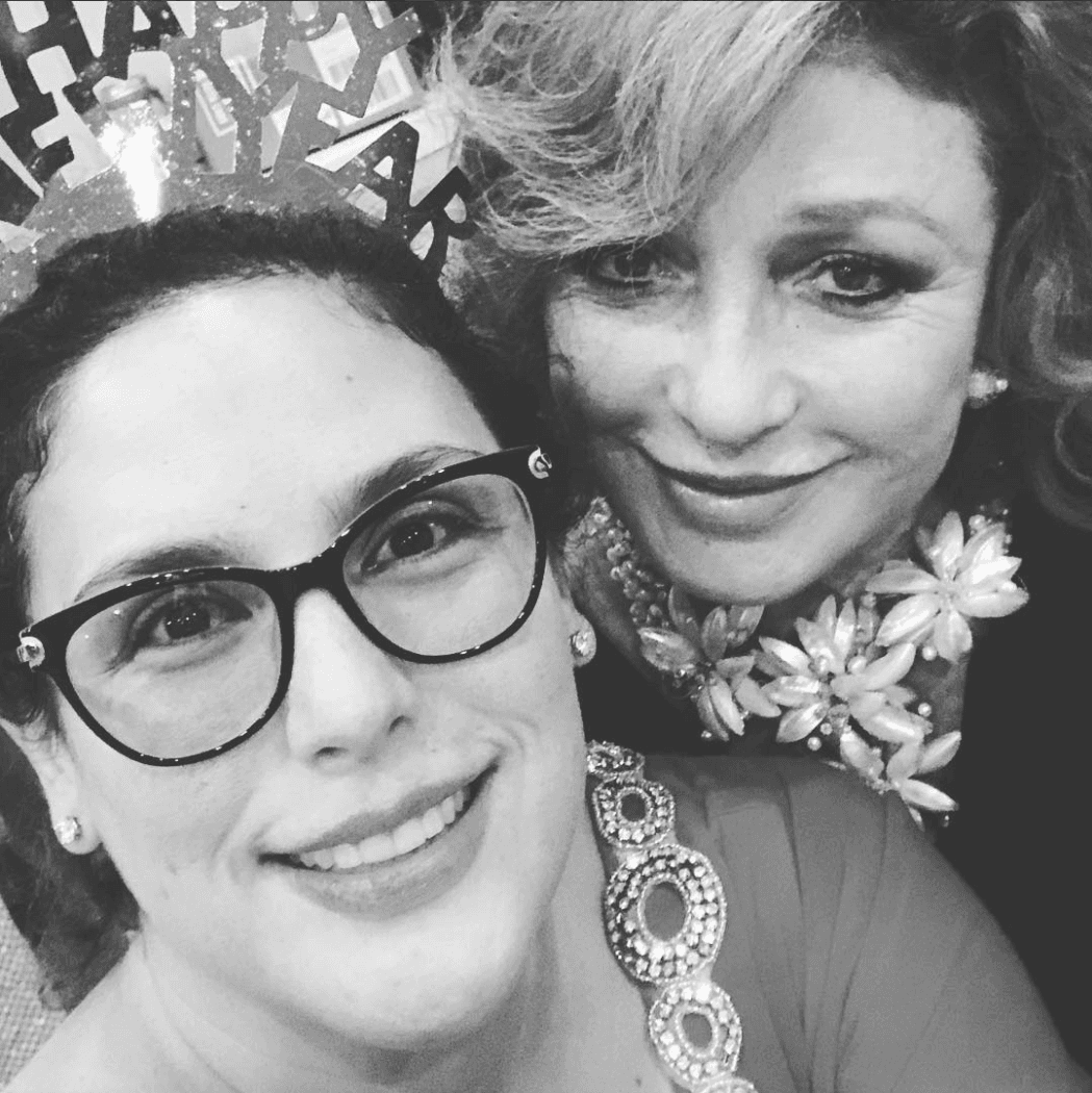 <b><a href="https://www.univision.com/temas/angelica-vale">Angélica Vale</a></b>, por su parte, tiene una 'momager' que también es muy famosa, 'La Novia de México':
<b><a href="https://www.univision.com/temas/angelica-maria">Angélica María</a></b>.