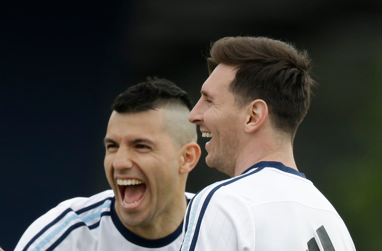 La amistad primero que nada. Sergio ‘el Kun’ Agüero y Leo Messi son amigos inseparables, se cuentan todo, comparten muchas cosas y siempre están al pendiente el uno del otro. Por ello ‘el Kun’ le desea los buenos días al 10 del Barça y le llama en la noche para ver cómo está.