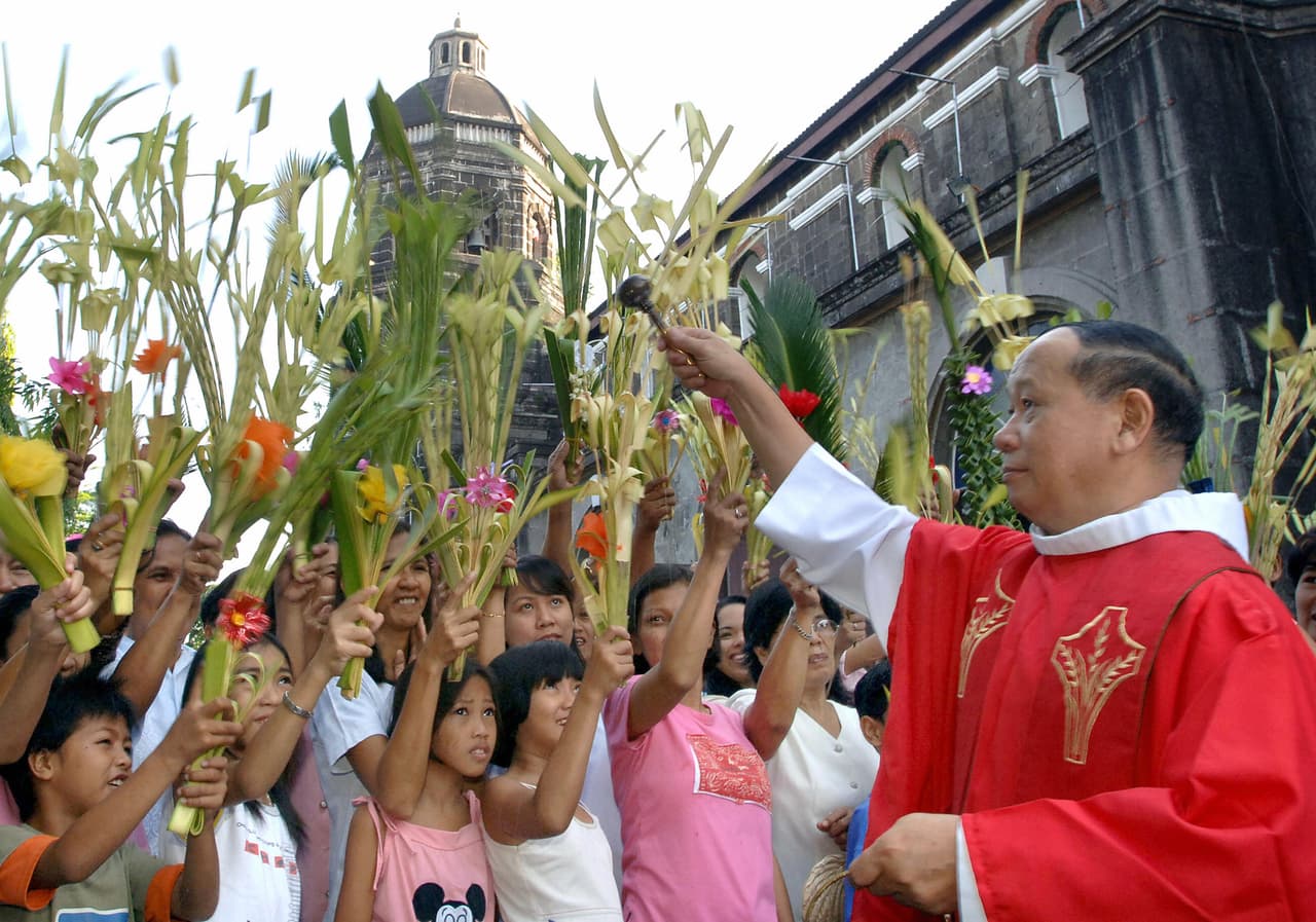 La Semana Santa es una fiesta que se celebra de muchas maneras alrededor del planeta, y el Domingo de Ramos no es la excepción, ya que así como lo celebramos los latinos, también lo hacen en países lejanos como Rusia, India o en esta imagen, Filipinas.