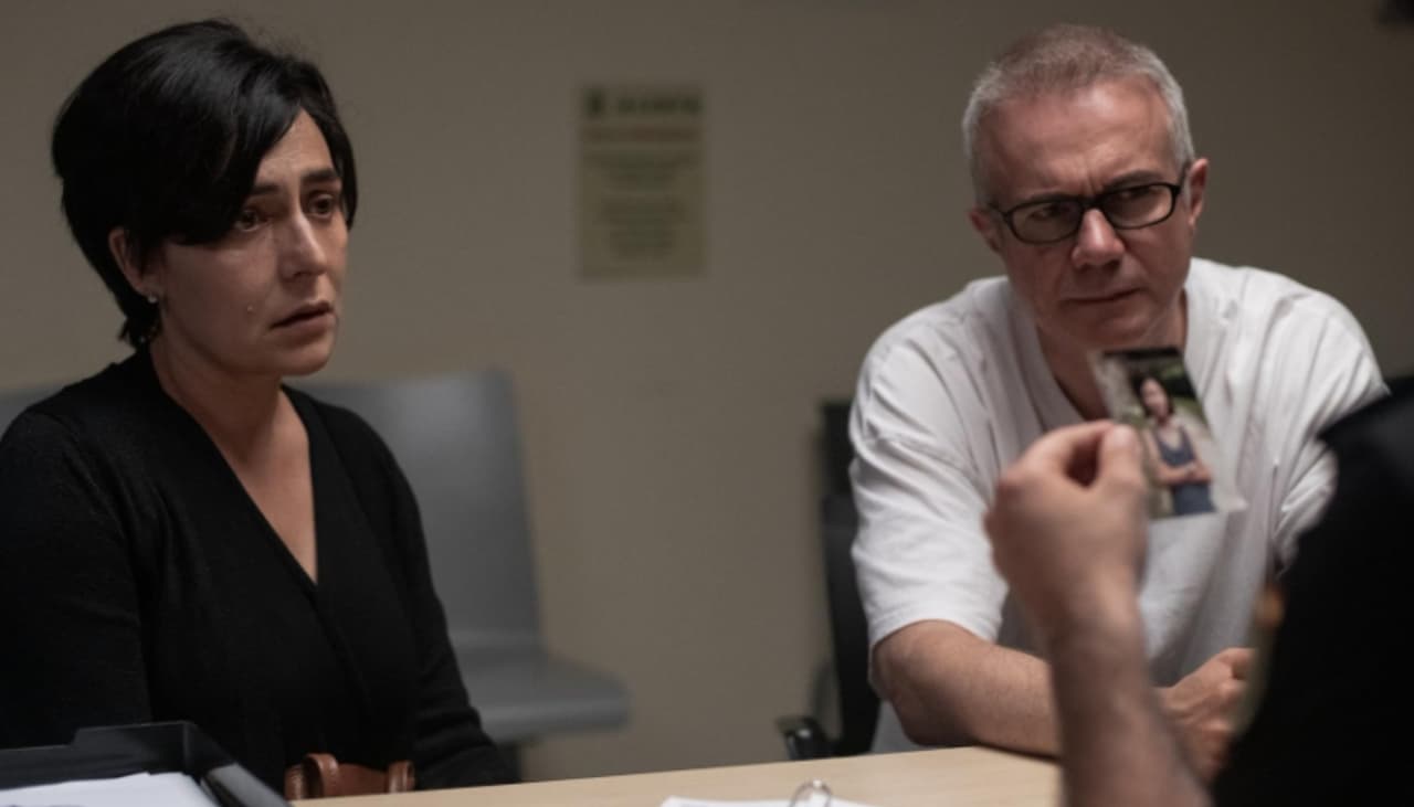 Rosario (Candela Peña) e Alfonso Basterra (Tristán Ulloa) em "O Caso Asunta" (2024)