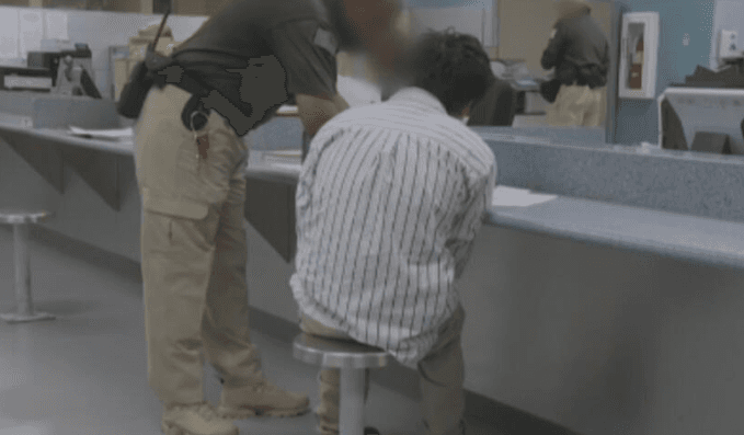 Carlos Hugo Betancur fue detenido en Doral mientras echaba gasolina a su carro. Ahora está recluido en la oficina de ICE en Miramar
