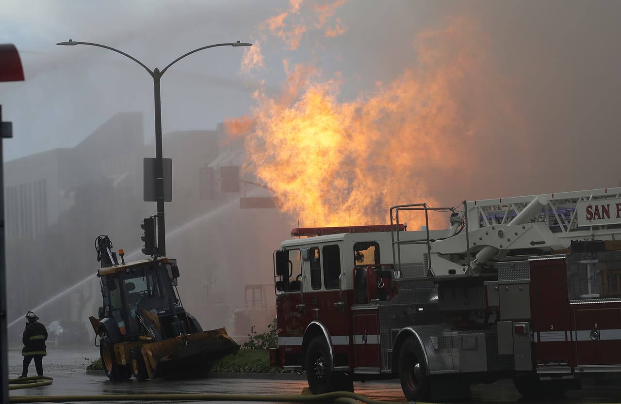 Bomberos de San Francisco combaten un incendio en Geary Boulevard en San Francisco, el miércoles 6 de febrero de 2019. Una explosión de gas en un vecindario de San Francisco disparó llamas al aire el miércoles y estaba quemando varios edificios mientras los equipos de servicios públicos se apresuraban a cerrar el flujo de gasolina. Los trabajadores de la construcción cortaron una línea de gas natural, dijo la jefa de bomberos de San Francisco, Joanne Hayes-White. (Foto AP/Jeff Chiu)