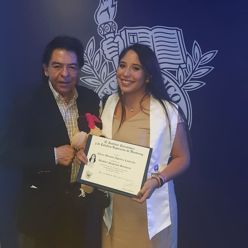 Aislinn mantiene un lazo fuerte con su familia materna, tanto con sus medias hermanas como con su padrastro.
<br>