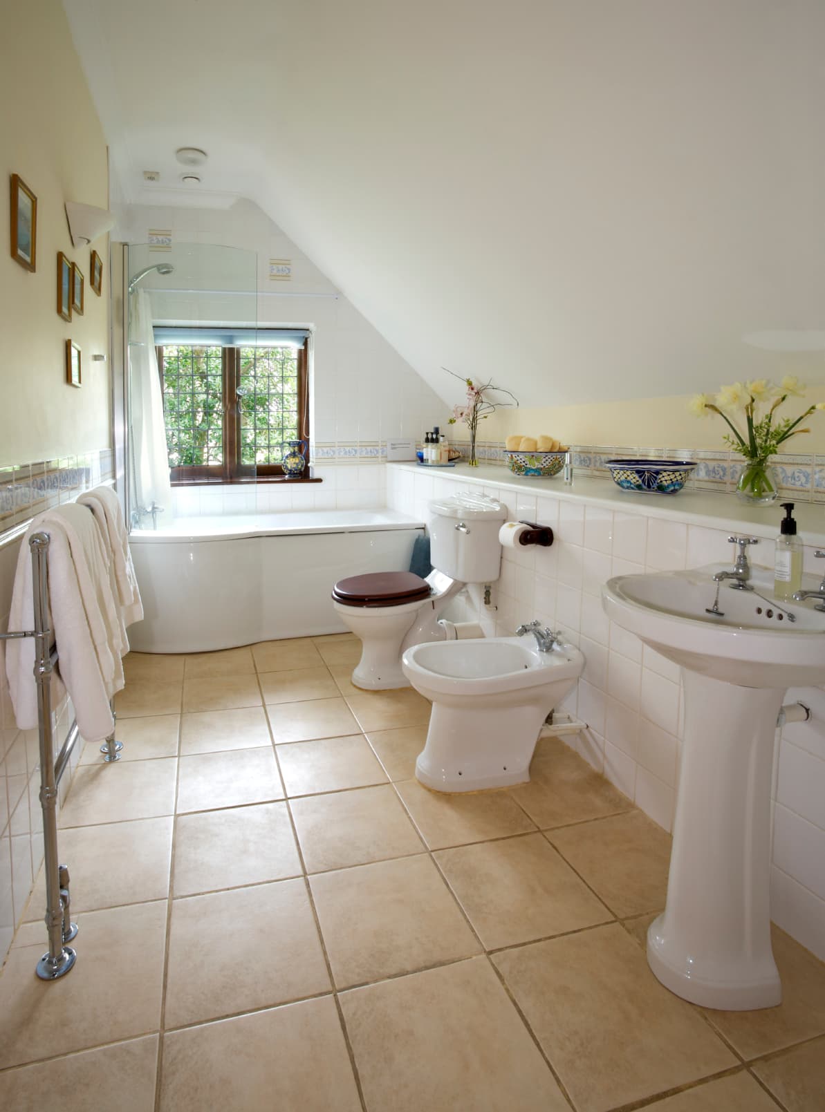 Para prepararlo hay que mezclar 4 vasos de agua, el jugo de 1 limón y 1 vaso de vinagre. Esta mezcla resulta perfecta para limpiar el inodoro.