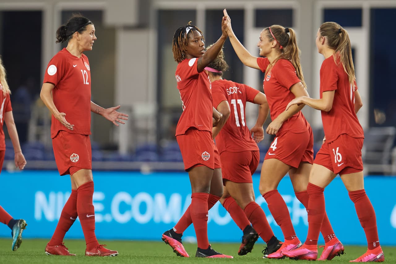 Con goles de Christine Sinclair y Shelina Zardorsky, Canadá le gana a México y asegura el liderato del grupo B.