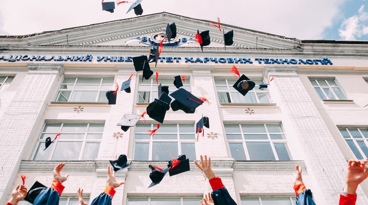 Oficiales de educación dicen que aquellos que obtienen educación más allá de la escuela secundaria ven numerosos beneficios, incluyendo salarios más altos.