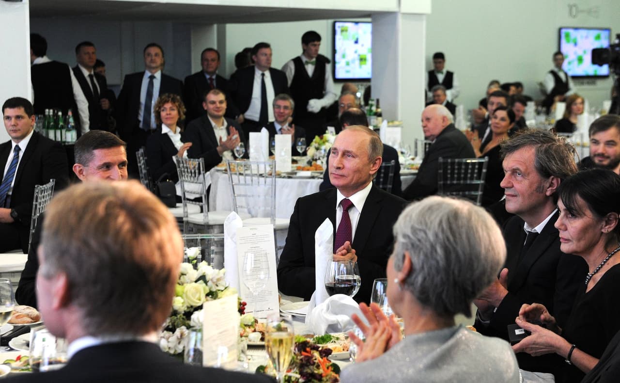 El presidente ruso, Vladimir Putin, en el centro de la imagen durante la gala por el décimo aniversario de Russia Today. A su derecha, Michael Flynn y de espaldas jill Stein.