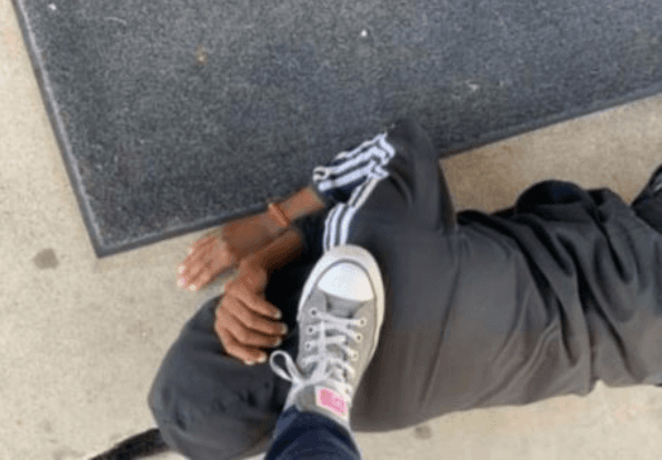 Distrito Escolar de Greenville analiza caso de maestra que tomó una foto pisando estudiante en el cuello