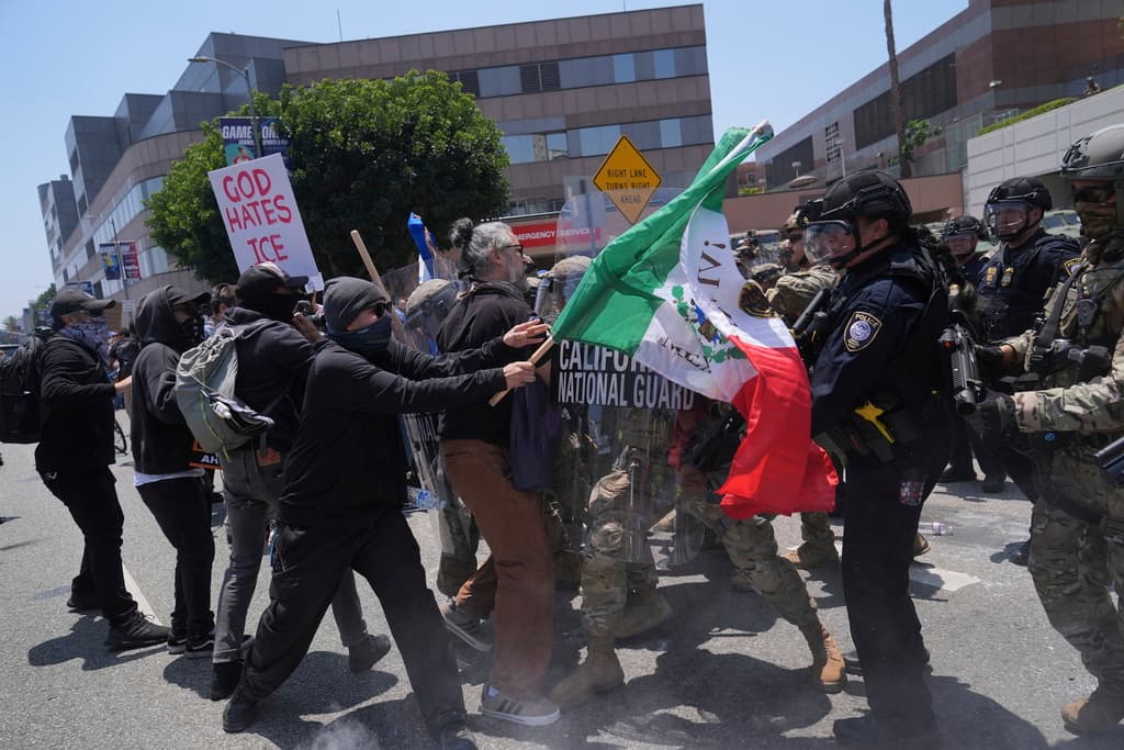 Tropas de la Guardia Nacional comenzaron a llegar a Los Ángeles la madrugada de este domingo por orden del presidente Donald Trump para controlar las protestas contra las redadas de inmigrantes.