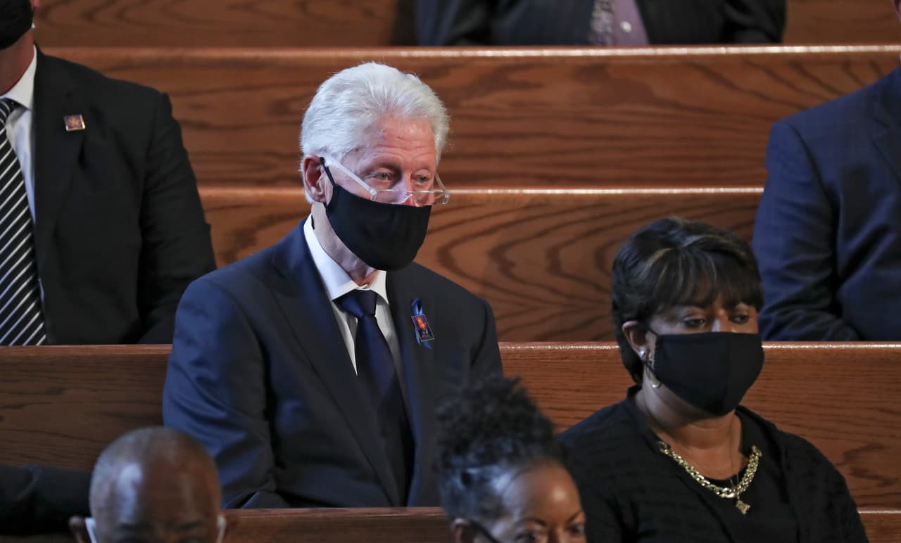 El expresidente Bill Clinton antes de decir algunas palabras en la ceremonia. La vocera de Lewis, Brenda Jones, dijo que "este no es un evento político", cuando se le preguntó sobre la asistencia o no del presidente Donald Trump.