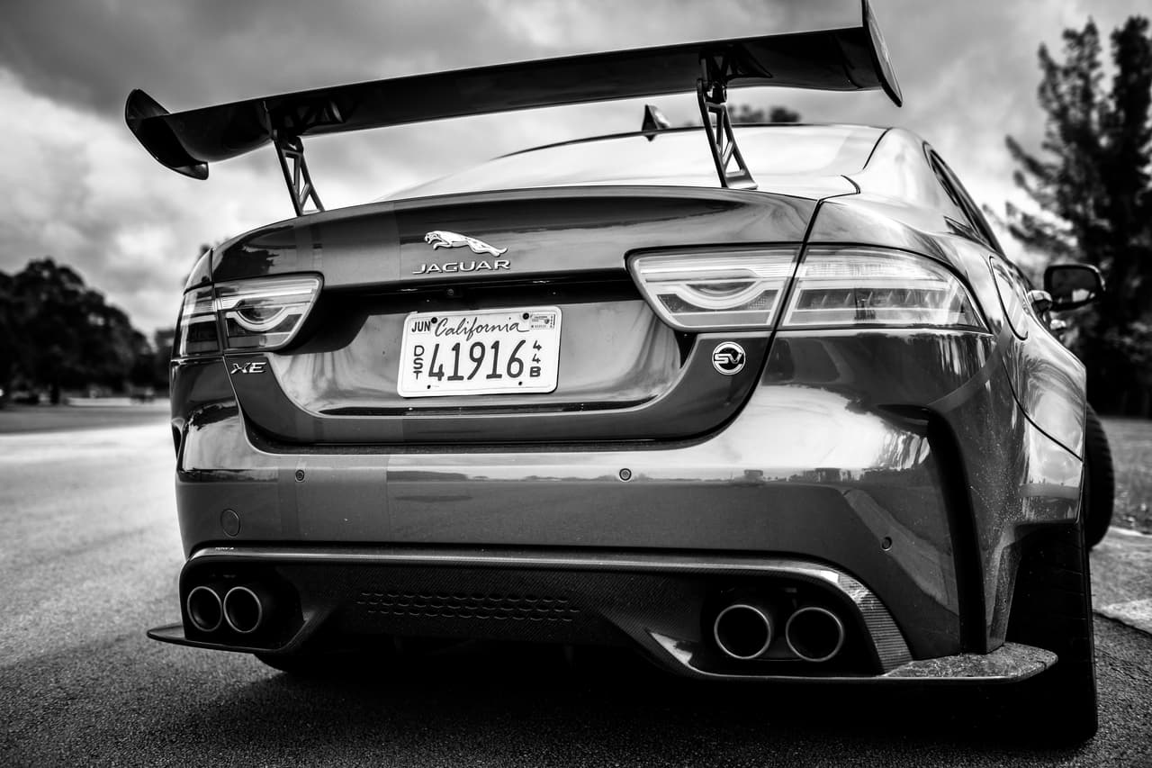 Queda claro que la reducción del peso es otra de las prioridades, por eso encontramos elementos de alto desempeño fabricados en fibra de carbono como el difusor posterior...