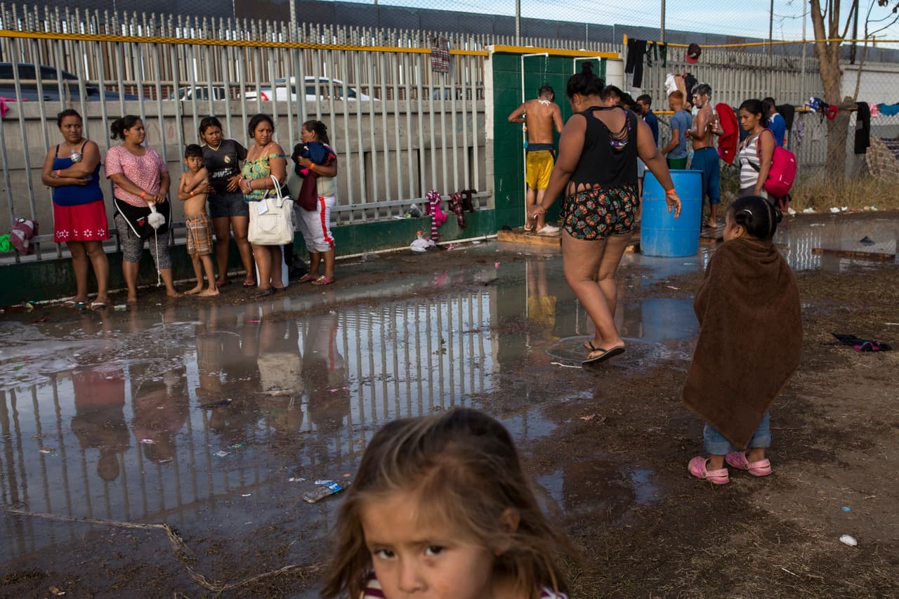 Algunos migrantes se han quejado de los baños portátiles colapsados.
<br>