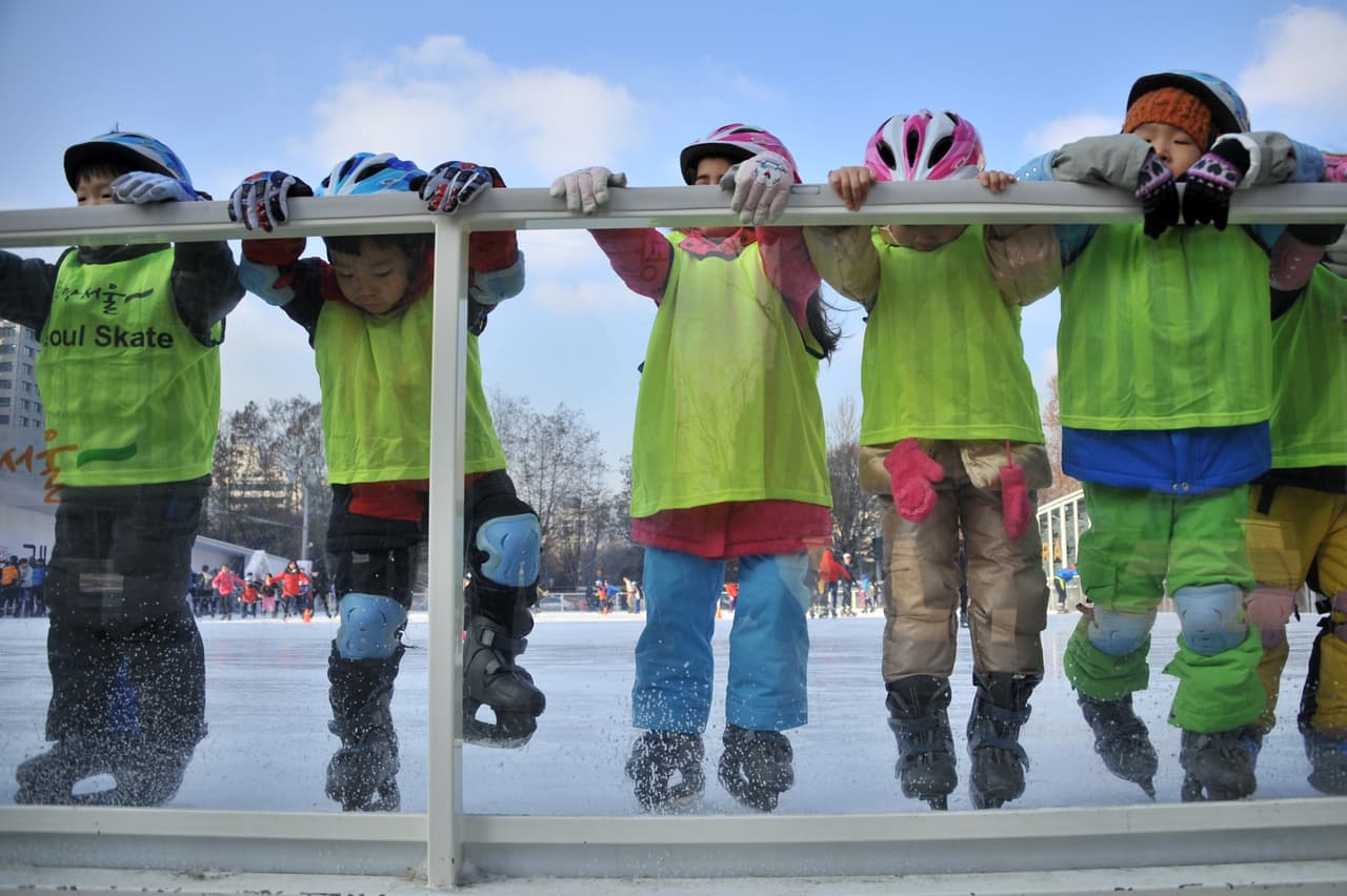 Ten cuidado con las patinetas, patines en línea y scooters:
<b> las caídas pueden ser mortales</b>. Al usarlos, los niños siempre deben llevar casco y equipo de protección de su talla y puestos de forma correcta. La supervisión de un adulto es esencial.