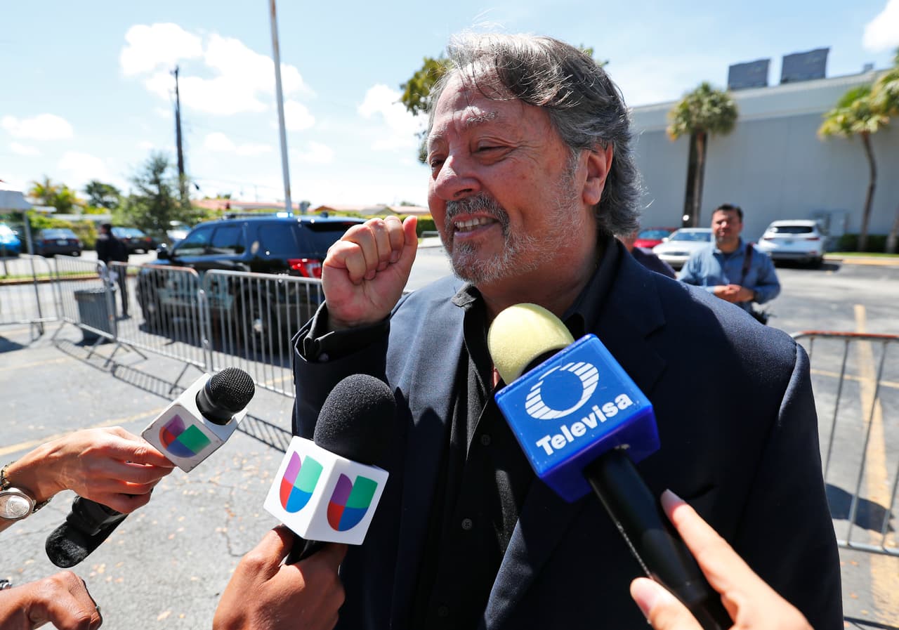 Entre los primeros invitados que llegaron al velorio privado estuvo el cantante y compositor español Alejandro Jaén, quien dijo que el sueño de José José y su mayor preocupación era que su hija menor, Sarita, lograra triunfar. “Ha sido un artista único”, dijo a los medios presentes en la funeraria. “Hay que celebrar la vida de un hombre que como persona ha sido extraordinaria”, agregó.