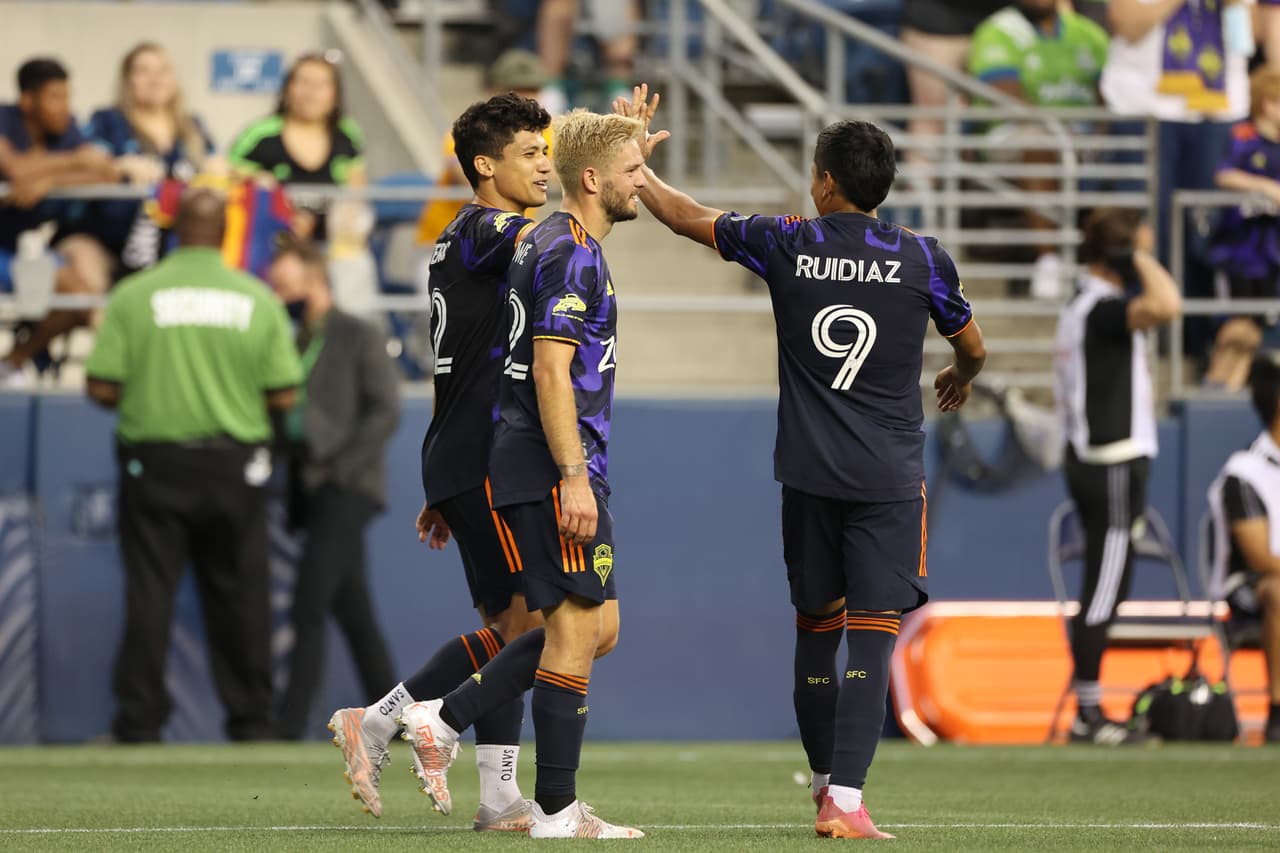 Seattle Sounders golean 3-0 a Tigres y esperan en semifinales al gandor entre New York City y Pumas.