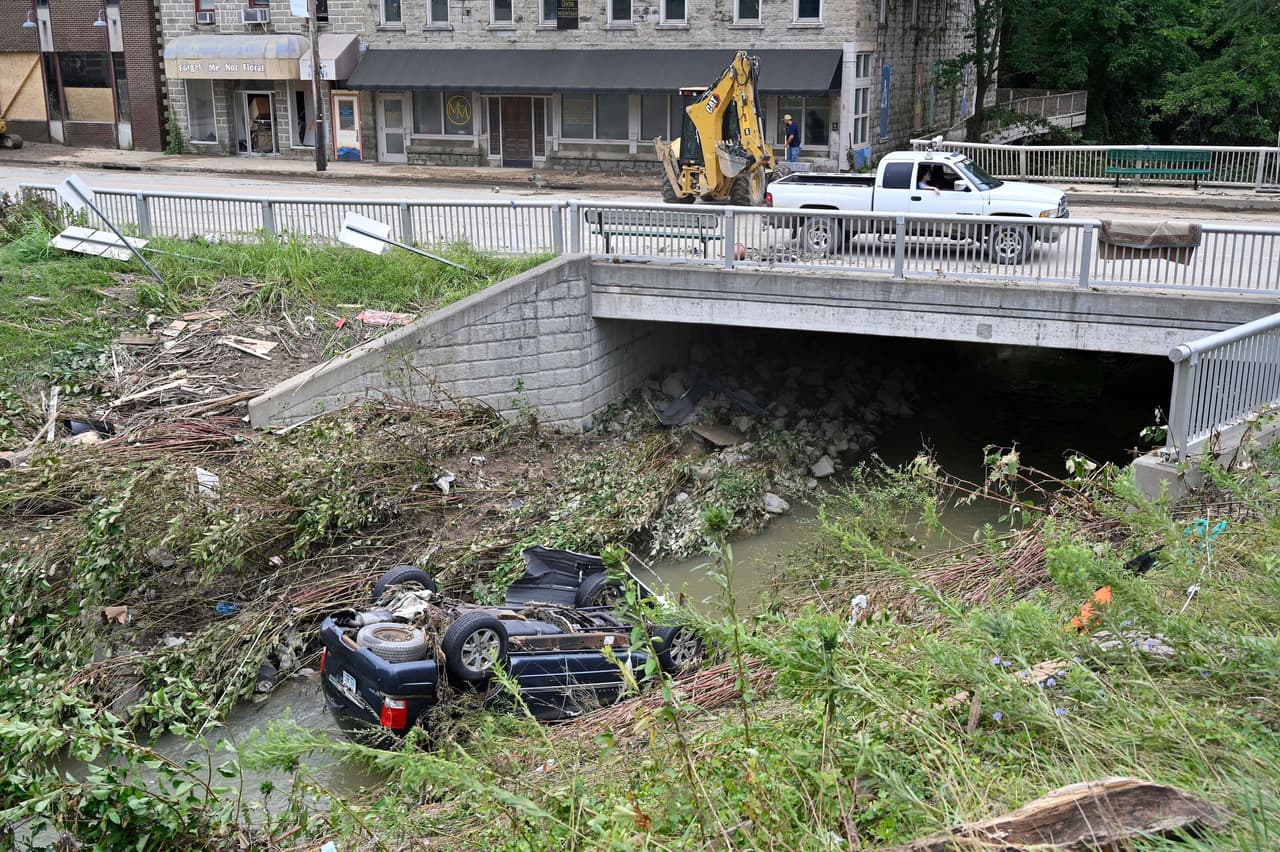 Un automóvil volcado en el centro de Hindman, Kentucky, el domingo 31 de julio de 2022.