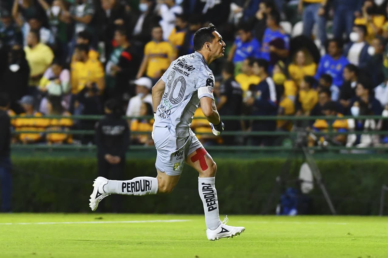 León encontró el gol que necesitaba en apenas 8 minutos para empatar el encuentro gracias a un disparo cruzado de Ángel Mena.