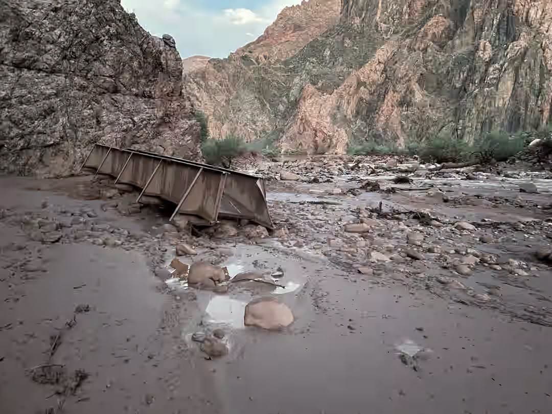 La acumulación de agua provocó una furiosa corriente que arrasó con todo a su paso; testigos relataron a AP que incluso vieron una cabaña siendo llevada por la riada. Pero ese horror era solo el comienzo.