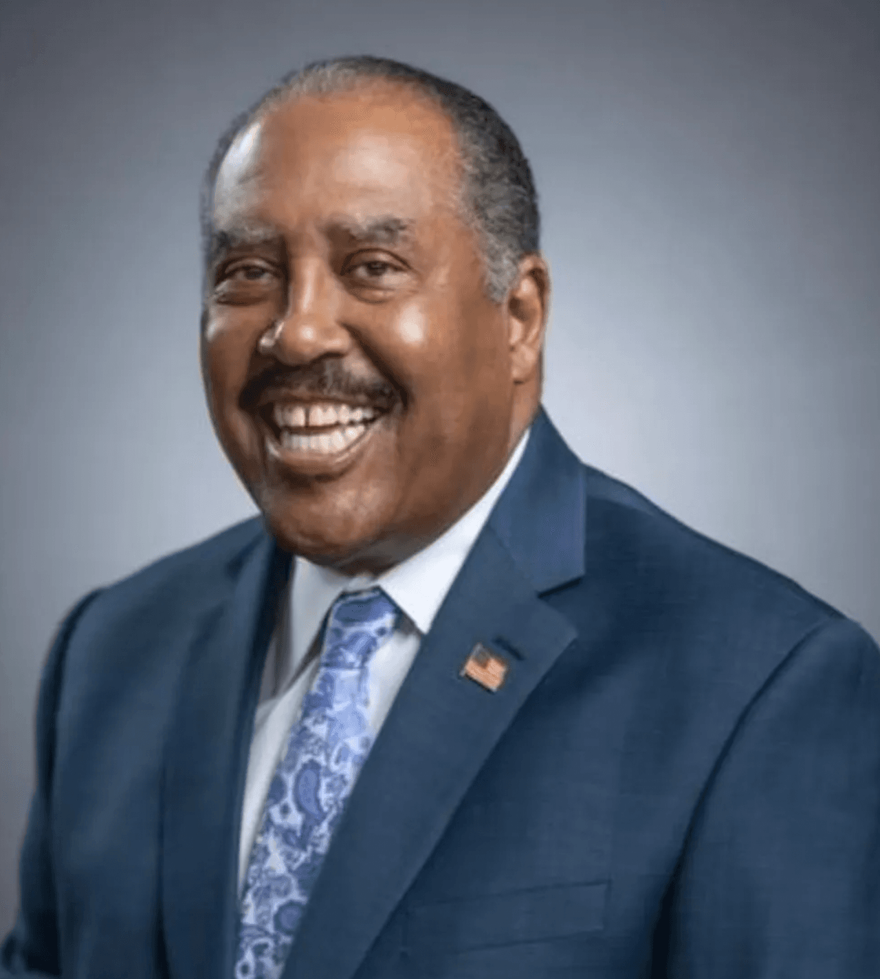 <b><a href="https://www.deleonformayor.info/" target="_blank">James DeLeon</a></b> es abogado y creció en el área de West Philly. Se desempeñó como juez de un tribunal municipal durante más de 30 años. Anteriormente se postuló sin éxito para puestos en tribunales superiores, incluido el Tribunal Supremo estatal.