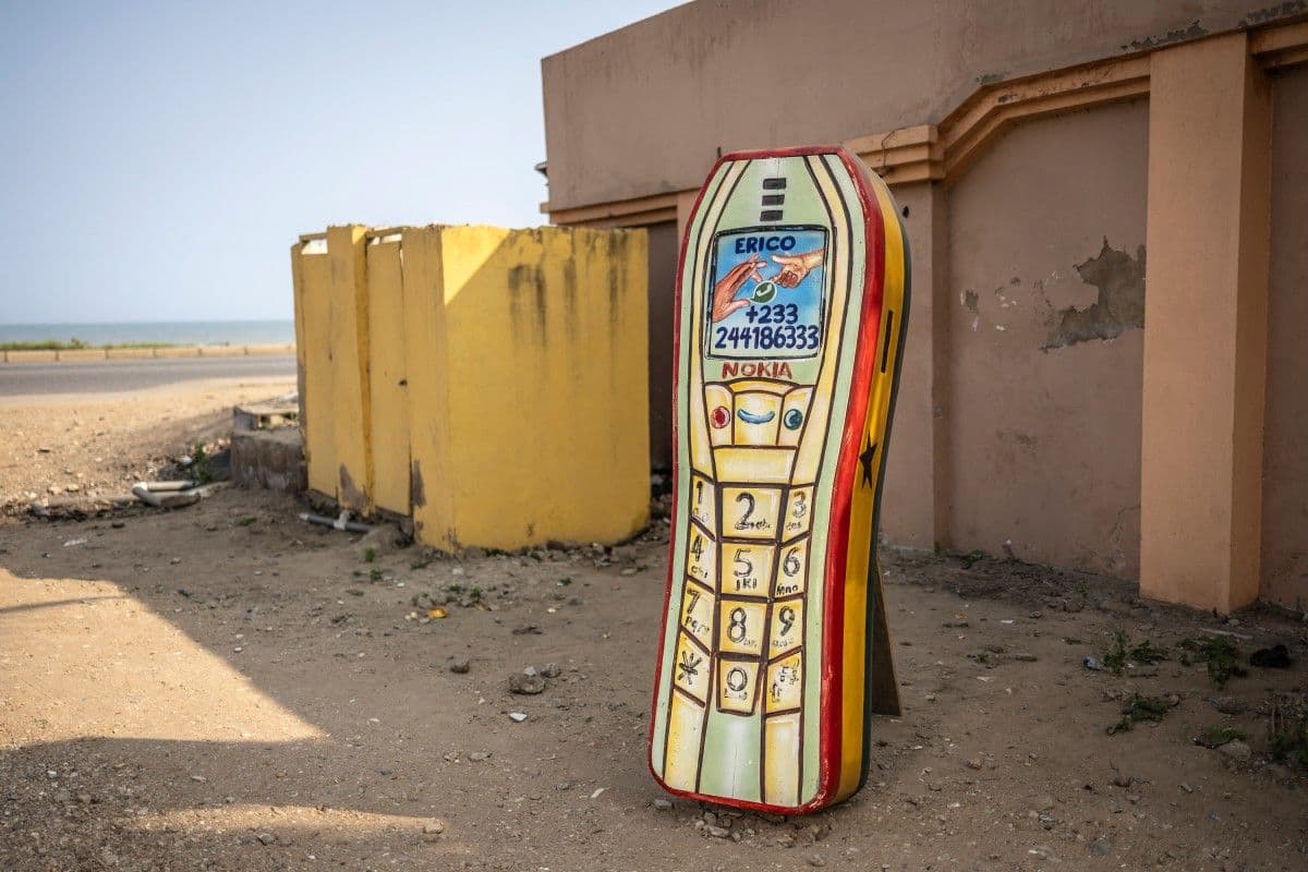 <b>Un teléfono para quien vivió entre ellos: </b>El taller Erico, en Accra, exhibe este ataúd con la forma de un teléfono móvil. Su diseño fue pensado para recordar al fallecido, propietario de una tienda de teléfonos, y demuestra hasta qué punto estas piezas buscan representar la identidad de quien las ocupa.