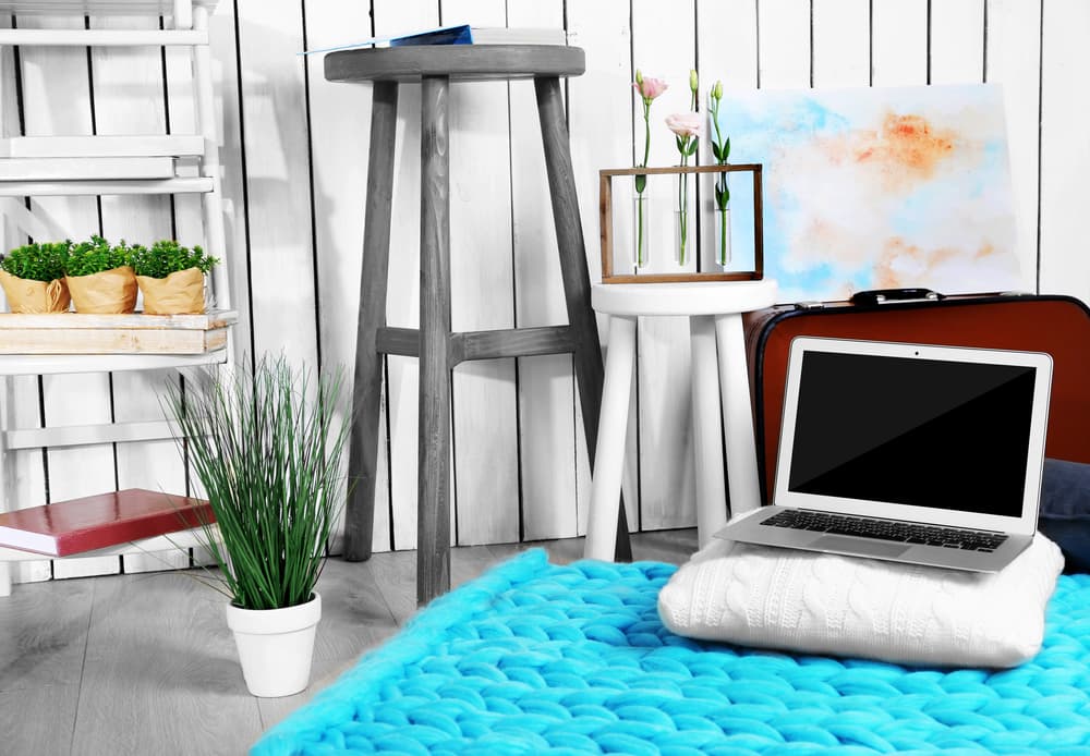 <b>Piscis</b>
<br>Eres un signo dual, difícil de describir, pues tu imaginación y mundo interior no tienen límites. Tú mismo puedes tener en ocasiones dificultad para determinar dónde termina lo real y dónde empieza lo imaginario. Tu gran sensibilidad e intuición incrementan tu receptividad a aquellas cosas difícilmente perceptibles para los signos más terrenales. También eres más vulnerable y frágil que los demás signos. Te gusta vivir en un lugar iluminado, espacioso y con poco ruido. Decorar la casa con elementos relacionados al mar, una pintura o algunos libros, brindara paz y tranquilidad interior.