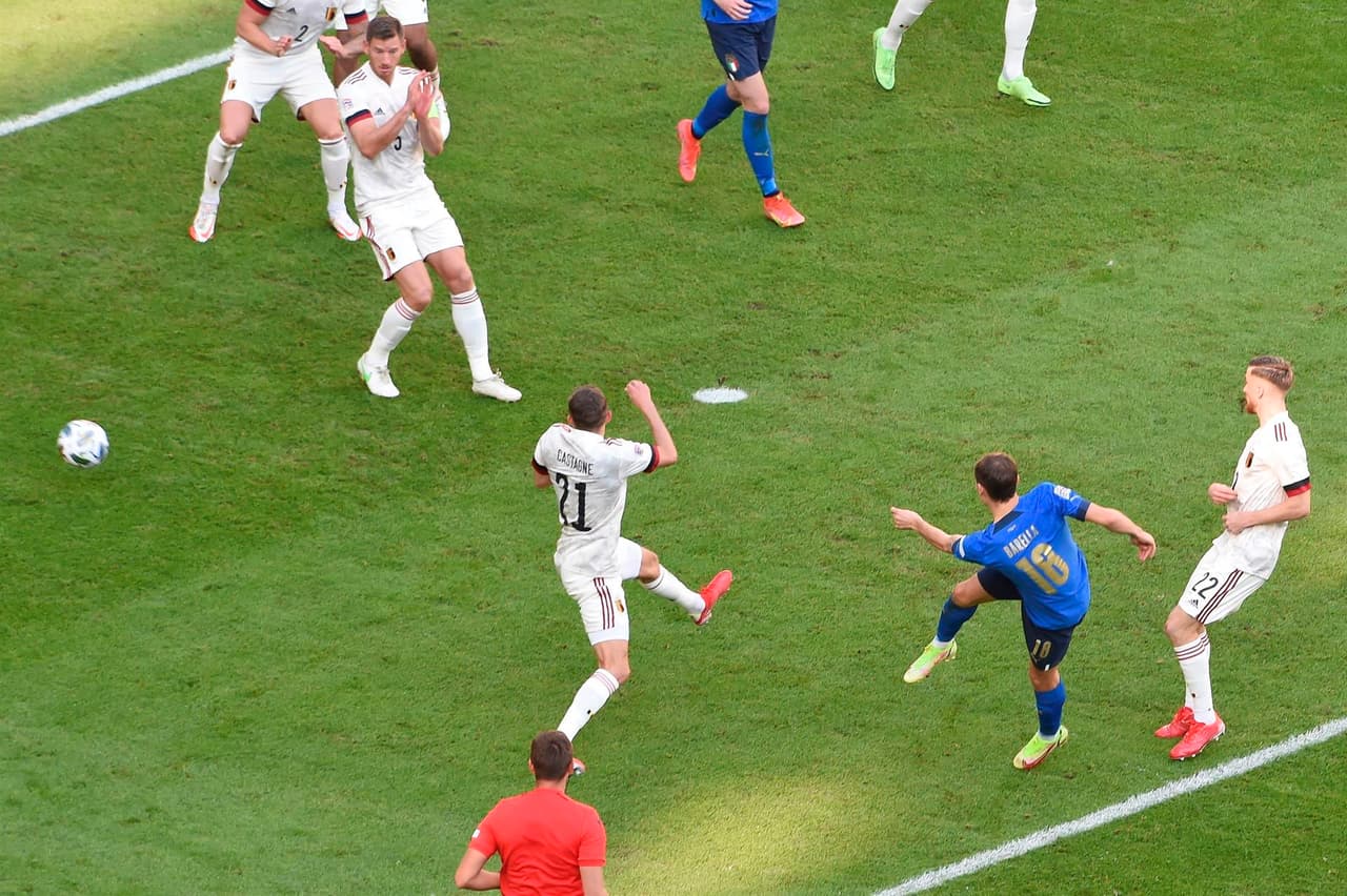 Italia se queda con el tercer lugar de la UEFA Nations League tras vencer 2-1 a Bélgica. Con anotacion de Barella y un penalti cobrado de Berardi, la 'Azzurra' se lleva la victoria. El único tanto por parte de los 'red devils' fue de Charles De Ketelaere ya al final del encuentro.