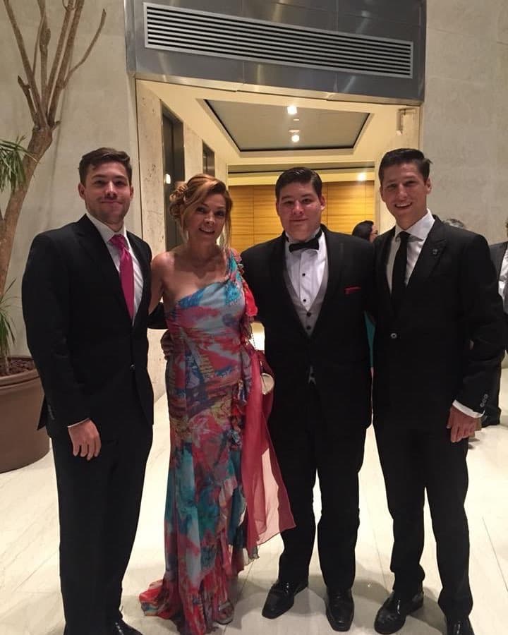 "
<b><a href="https://www.univision.com/shows/el-gordo-y-la-flaca/le-voy-a-escupir-en-la-cara-alfredo-adame-arremete-contra-laura-bozzo-y-explica-como-se-dio-esta-nueva-pelea-video" target="_blank">Me hacían el feo</a></b>, me sentí humillado; estaba en mi cuarto y subían a decirme que se iban a Coyoacán a cenar con la mamá y aquí me quedaba como un perro, solo; los domingos iban a casa de su tía Rocío (Banquells) y me dejaban solo".
<br>