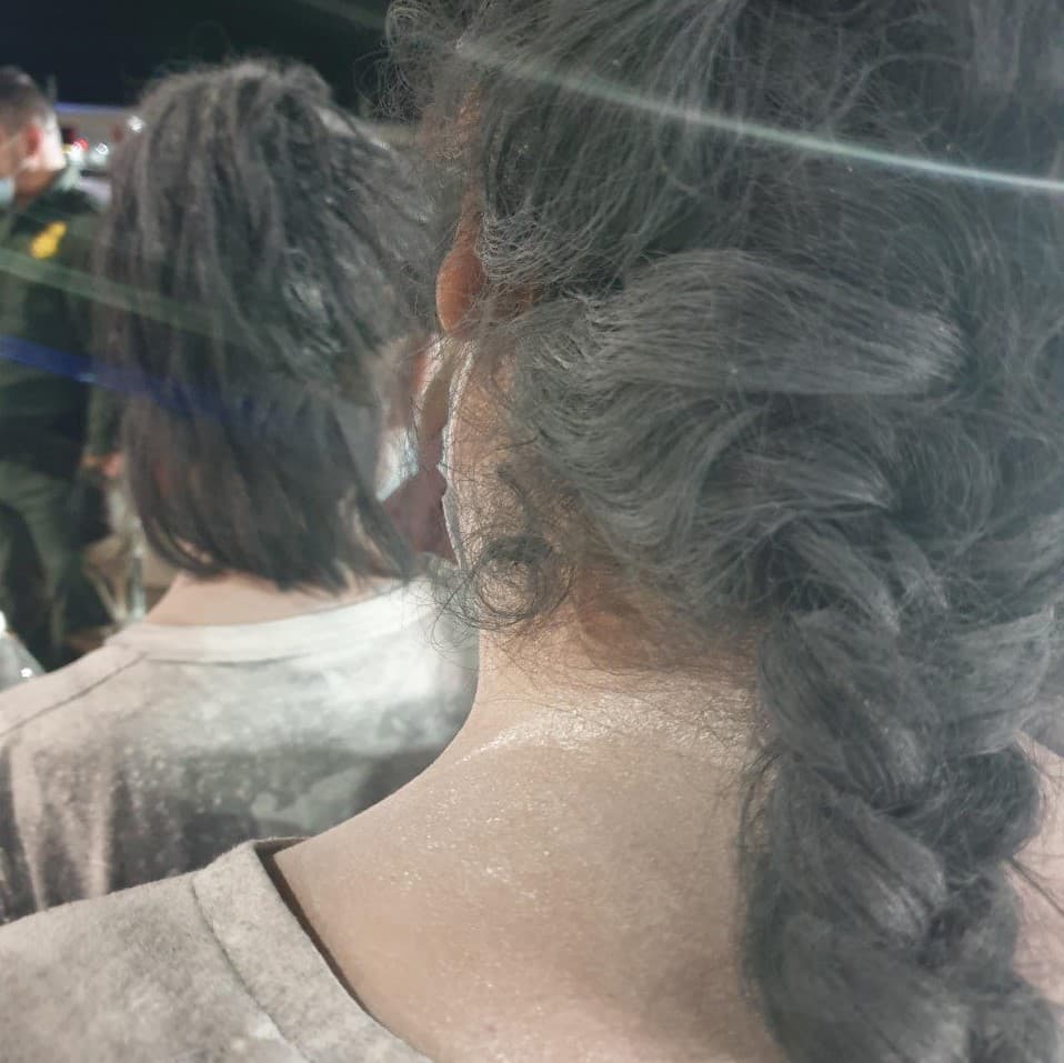 En esta foto se observa a dos mujeres que tienen cal sobre sus cabellos, cuellos y blusas.