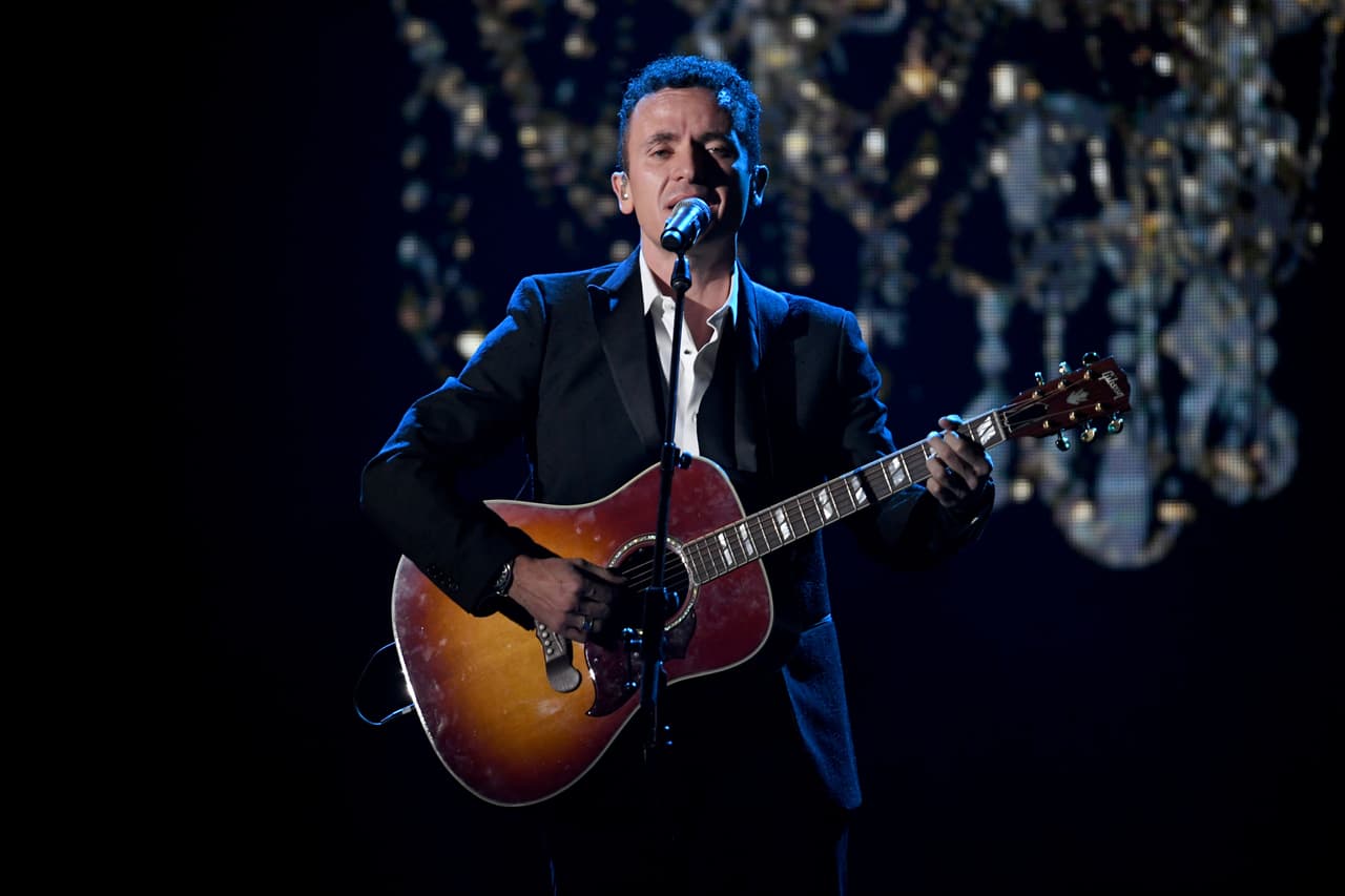 El cantautor colombiano Fonseca se acompañó sólo por su guitarra para interpretar 'Perdóname', en tributo al cantautor español Camilo Sesto (1946-2019). Antes de cantar, también recordó a los fallecidos João Gilberto, Lucho Gatica y José José.