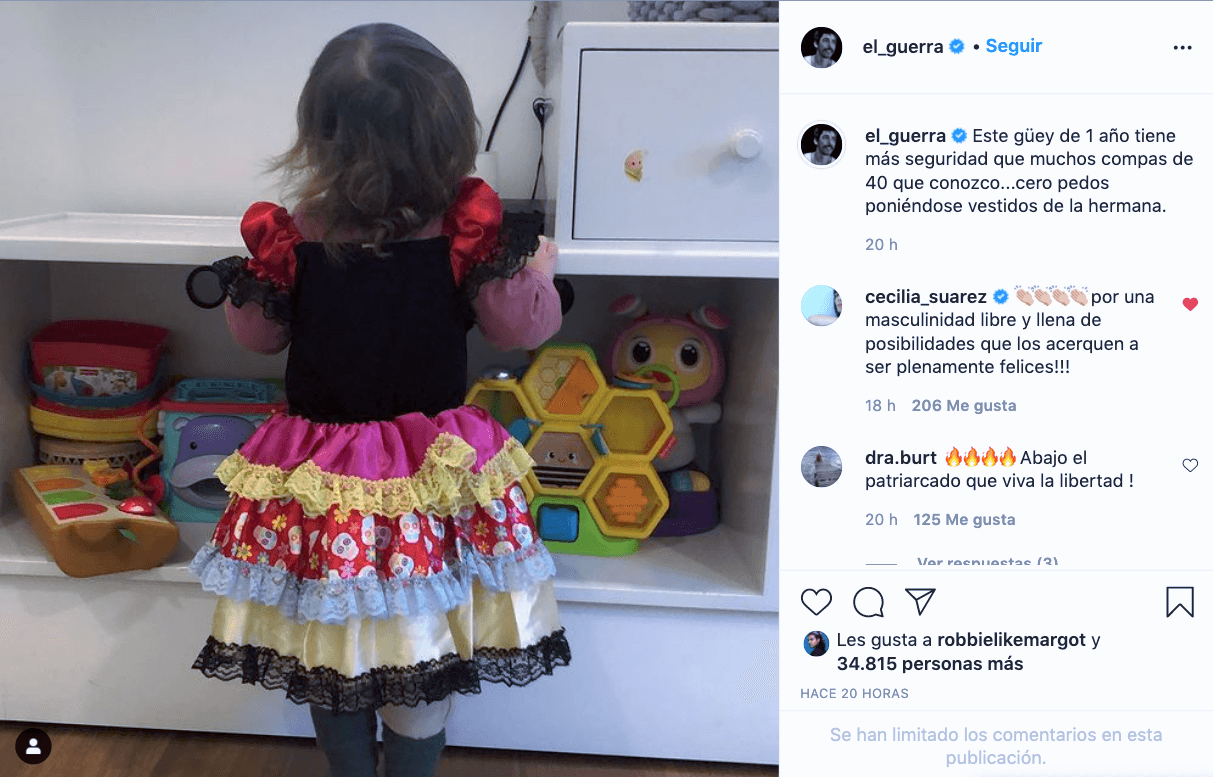 "Además, si mi hijo quisiera ponerse los vestidos de princesa de su hermana, pues lo hace y está bien", sentenció. En noviembre de 2020, Alberto Guerra publicó esta fotografía en la que mostró a
<b> </b>Luka utilizando un vestido que era de Lúa.