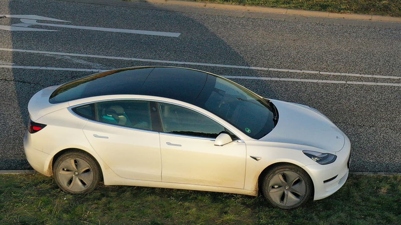 Tesla se incendia y deja a su conductor y a otro pasajero atrapados en California