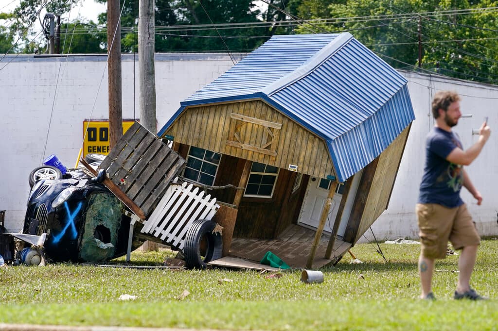Un auto y una pequeña casa arrastradas por la inundación en Tennessee.