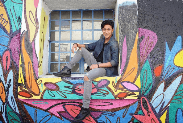 Joel alterna la música con el estudio y eso lo cuenta en
<a href="http://www.univision.com/shows/la-banda/cnco-evolution" target="_blank"><b>la webserie CNCO Evolution </b></a>disponible aquí en
<a href="http://www.univision.com/shows/la-banda" target="_blank"><b>LaBandaOficial.com</b></a>