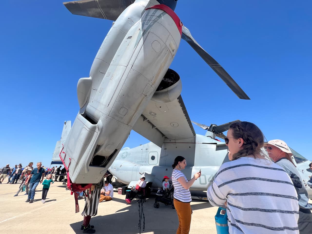 Atracciones aéreas, juegos y comida durante la festividad.