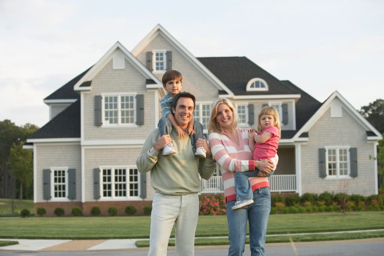 Cuando ya vayas a irte definitivamente de ese lugar, independientemente de lo bien o lo mal que te pudo haber ido, es cerrar los ojos, unir tus manos con las de tu familia o quienes compartieron la casa, y respirando hondo, para luego enviar un pensamiento de amor a esa casa cuyo techo te acogió, desear de todo corazón que “quien venga a vivir aquí, sea muy feliz”.