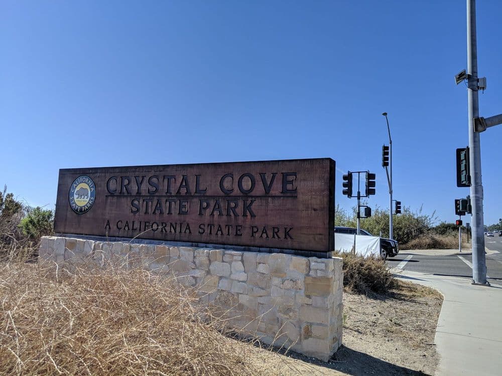 El parque estatal Crystal Cove, localizado en el 8471 N Coast Hwy, Laguna Beach, también tiene su cueva.