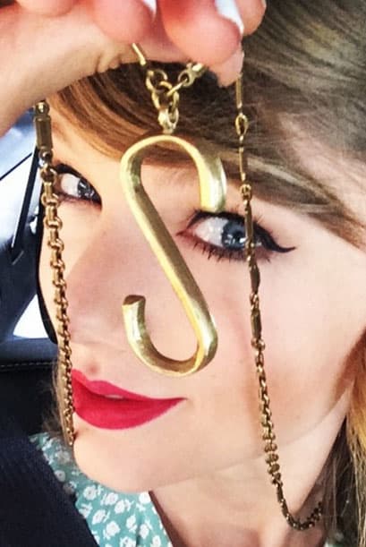 Taylor Siwft nos presumió el enorme dije con una 'S', la cual es de su apelido, pero en esa ocasión se la dedicó a su amiga Selena. "Por lo general, esta S representa 'Swift' pero hoy estoy usando porque SELENA tiene 22".