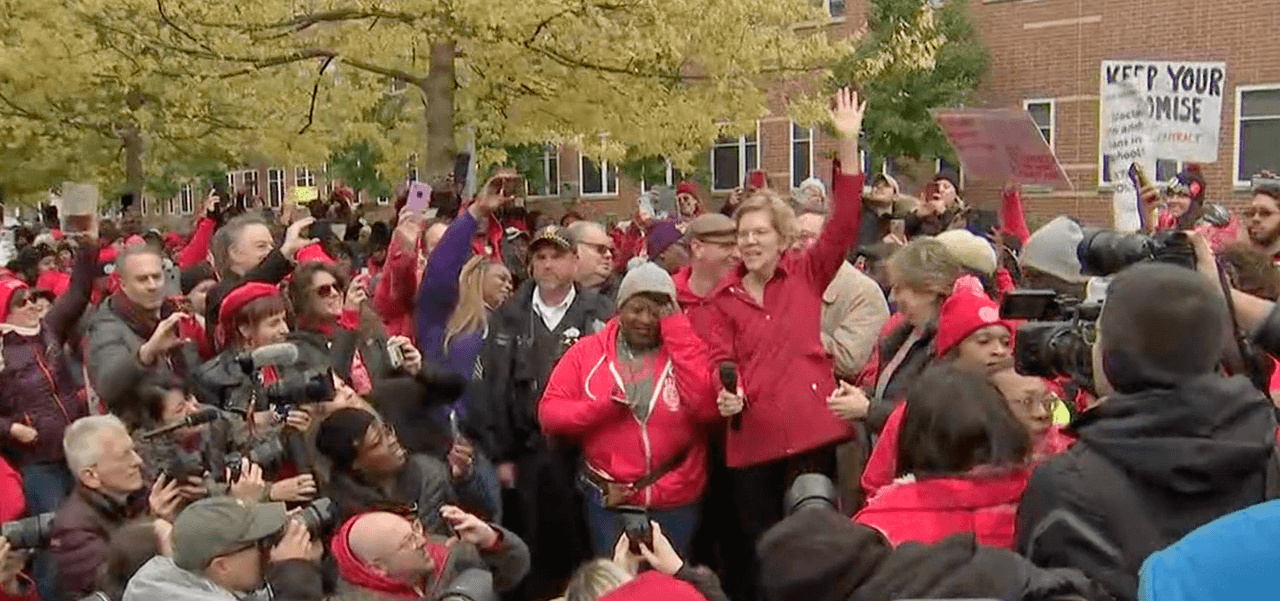 "Los sindicatos son los que nos dan voz": Elizabeth Warren visita a maestros de Chicago en huelga