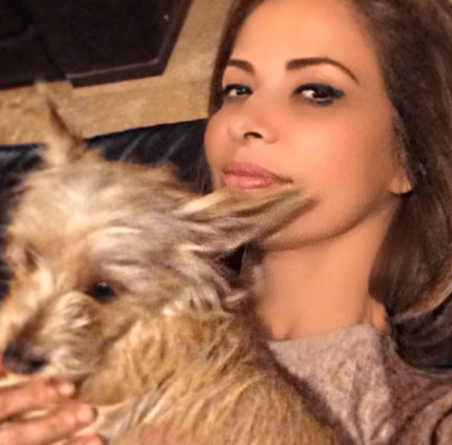 <b><a href="https://www.univision.com/temas/gloria-trevi">Gloria Trevi</a></b> trataba de tomarse una foto con su perrito, pero no se dejaba.