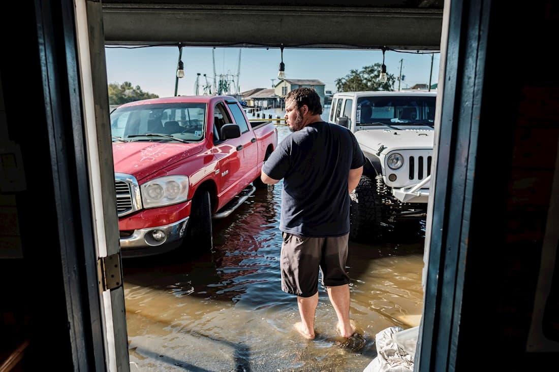 El dueño de este bar en Delcambre, Louisiana, inspecciona su negocio la mañana del sábado, por la subida de las aguas tras el paso de Delta.