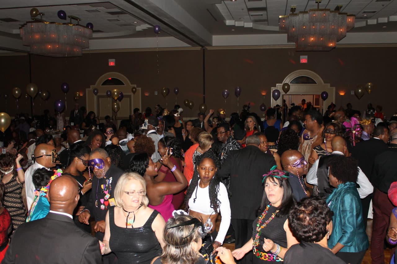 <h2 class="cms-H2-H2">FIESTA Masquerade Party</h2>
<br>
<ul>
<li class="li1">Cuándo: 26 de abril</li>
</ul>
<ul>
<li class="li1">Hora: 20:00 horas - 00:00 horas</li>
</ul>
<ul>
<li class="li1">Dónde: The Westin San Antonio North</li>
</ul>
<ul>
<li class="li1">Qué es: Música, comida, bebidas, el premio al mejor disfraz.</li>
</ul>
<ul>
<li class="li1">Costo: 60 dólares</li>
</ul>