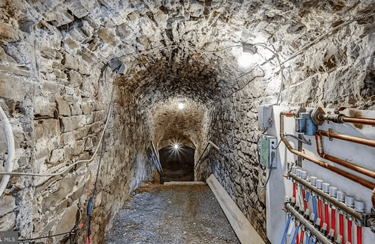 "Es una propiedad realmente genial. Hicieron una sensación de concepto abierto, y luego en el sótano, está esa cueva o caverna, o la llaman Bat Cave", dijo Natalia Latsios, la agente de bienes raíces que maneja la venta con Century 21 Asesores de Vivienda.
<br>