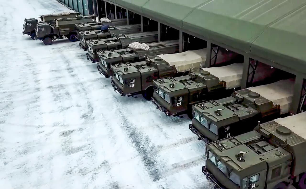 Más imágenes de los lanza misiles Iskander del ejército ruso y los vehículos de apoyo que se preparan para desplegarse en ejercicios militares en Rusia.