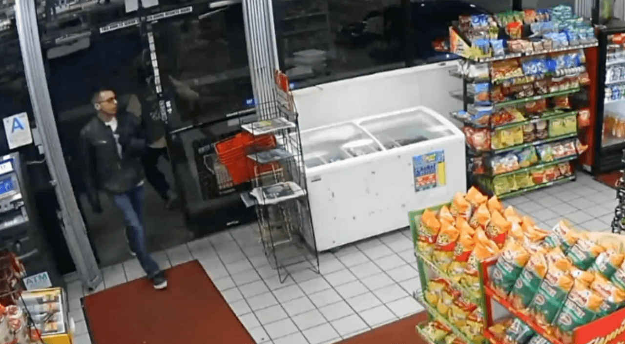 Momentos después, la policía confirmó que el hombre es
<a href="https://www.univision.com/local/los-angeles-kmex/autoridades-buscan-al-presunto-asesino-del-empleado-de-un-negocio-en-downey-video">sospechoso de disparar y matar a un hombre, copropietario de una licorería de Downey</a>.
<br>