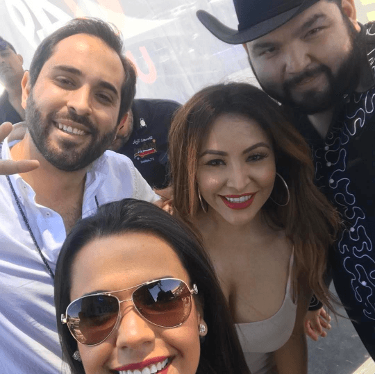 La locutora de la
<a href="http://www.univision.com/dallas/klno/*">Qué Buena 94.1FM</a> aprovecho para tomarse una foto con todo el equipo del Free-guey show.