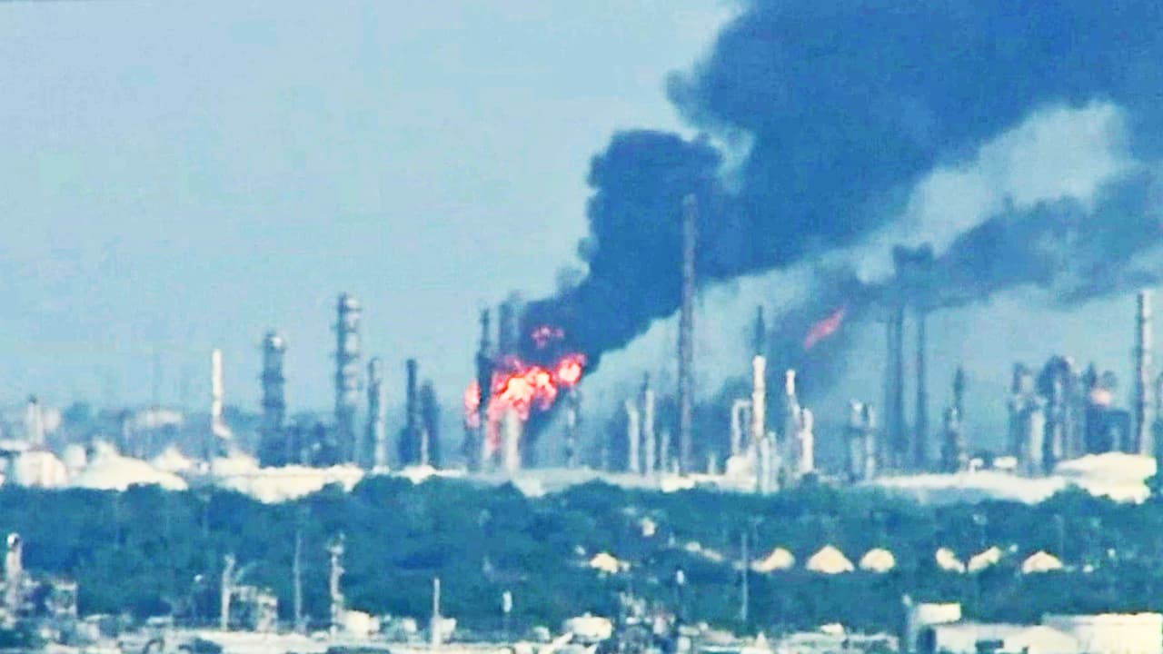 Bomberos tratan de contener un incendio tras explosión en una refinería de Texas City