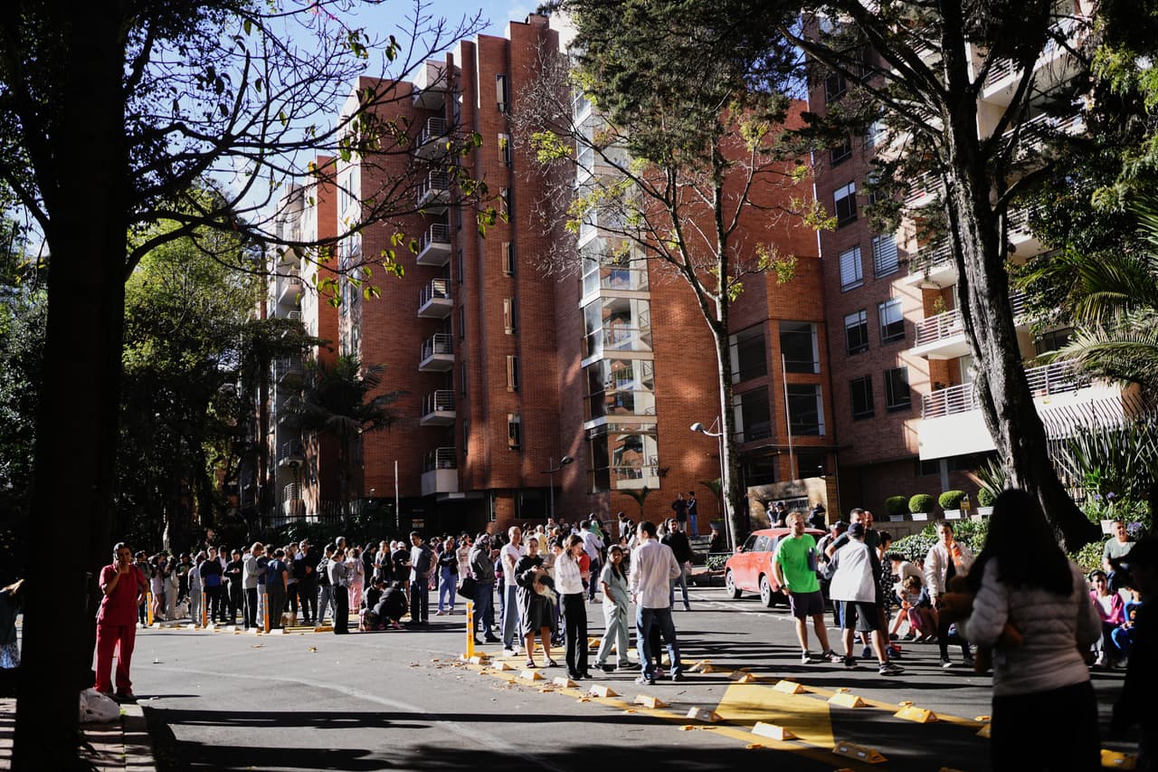 El movimiento fue sentido también con fuerza en ciudades como Manizales, a 300 kilómetros de Bogotá y donde hay daños en edificaciones.