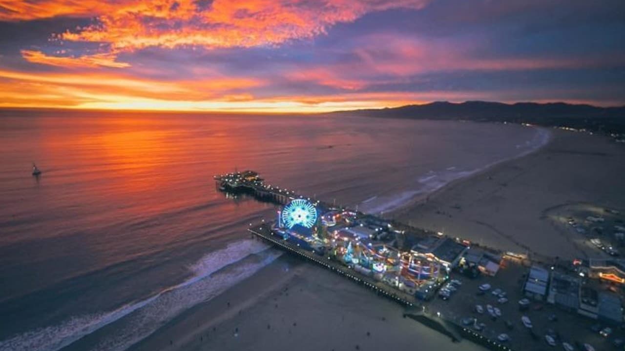 El muelle de Santa Mónica fue una de las cinco playas del condado de Los Ángeles en las que se realizaron pruebas para detectar niveles inseguros de bacterias, entre ellas: Inner Cabrillo Beach en San Pedro; Playa de la Madre en Marina Del Rey; Ampliación de la calle 40 en Manhattan Beach; y el muelle de Manhattan Beach en Manhattan Beach.